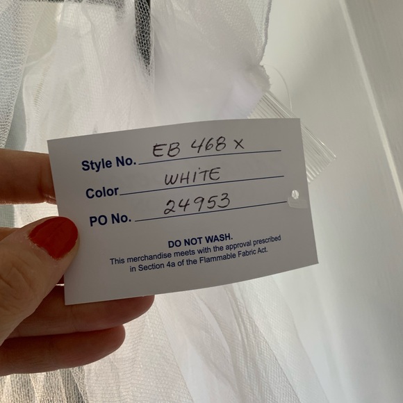 New with tags floor length veil - Picture 2 of 4